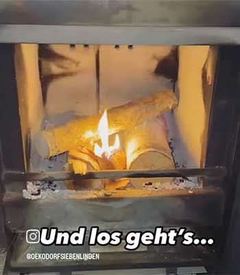 Ein gerade entzündetes Feuer in einem Kamin