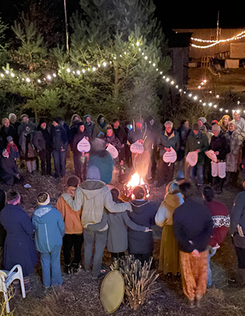 Lagerfeuer mit Menschen