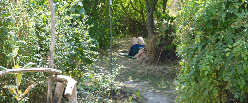 Person liegt im Garten