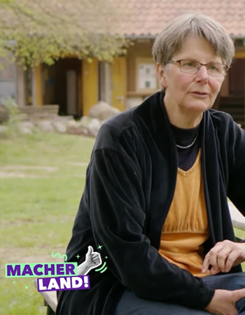 Eva sitzt draussen