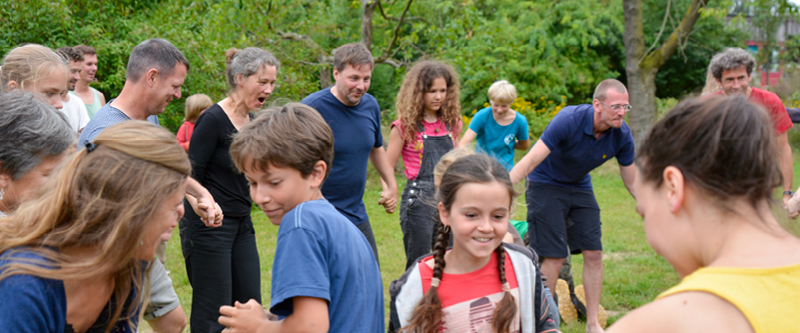 Kinder und Erwachsene beim Spielen
