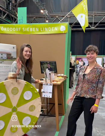 Hanna und Annika bei der GLS-Messe