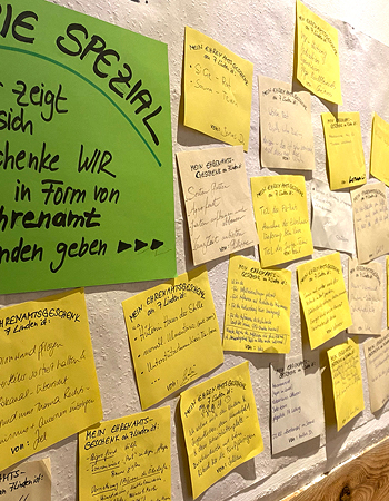 Zettel mit Ehrenämtern hängen an der Wand