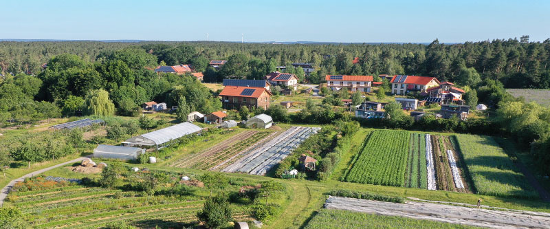 Füße vor Feuer im Ofen