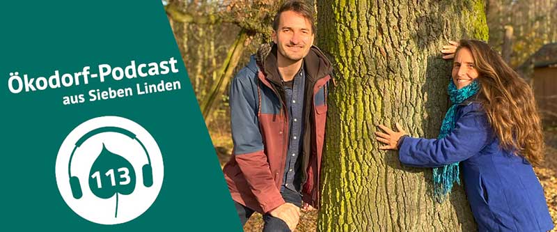 Lino und Simone stehen neben einem Baum und schauen in die Kamera. In der linken Bildhälfte ist das Podcastlogo zu sehen