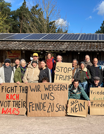 Menschen mit Plakaten