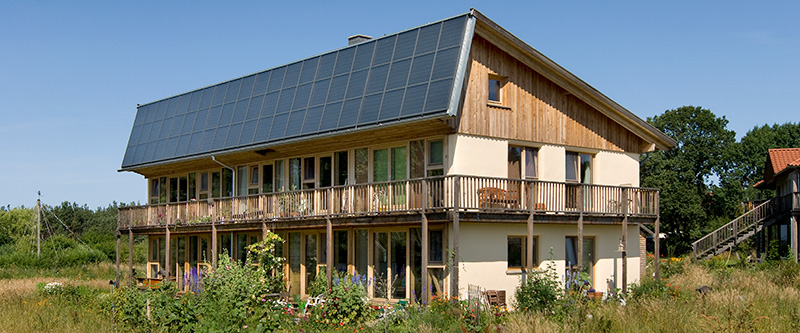 Modernes Strohballenhaus mit Solar auf dem Dach