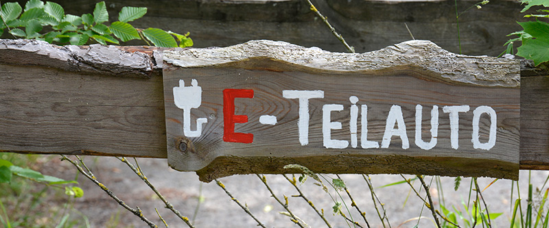 Holzschild mit der Aufschrift "E-Teilauto"