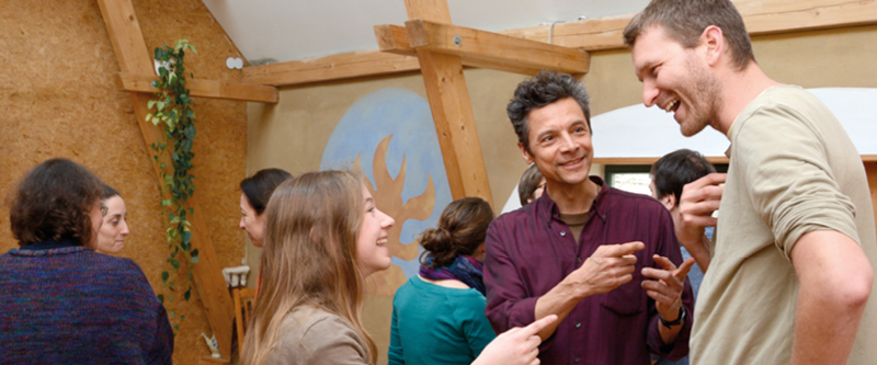 Menschen diskutieren miteinander