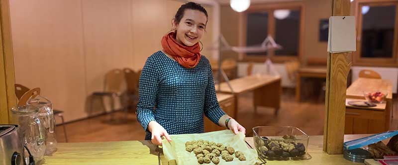 Skrallan in der Küche hält ein Blech mit Plaetzchen in die Kamera